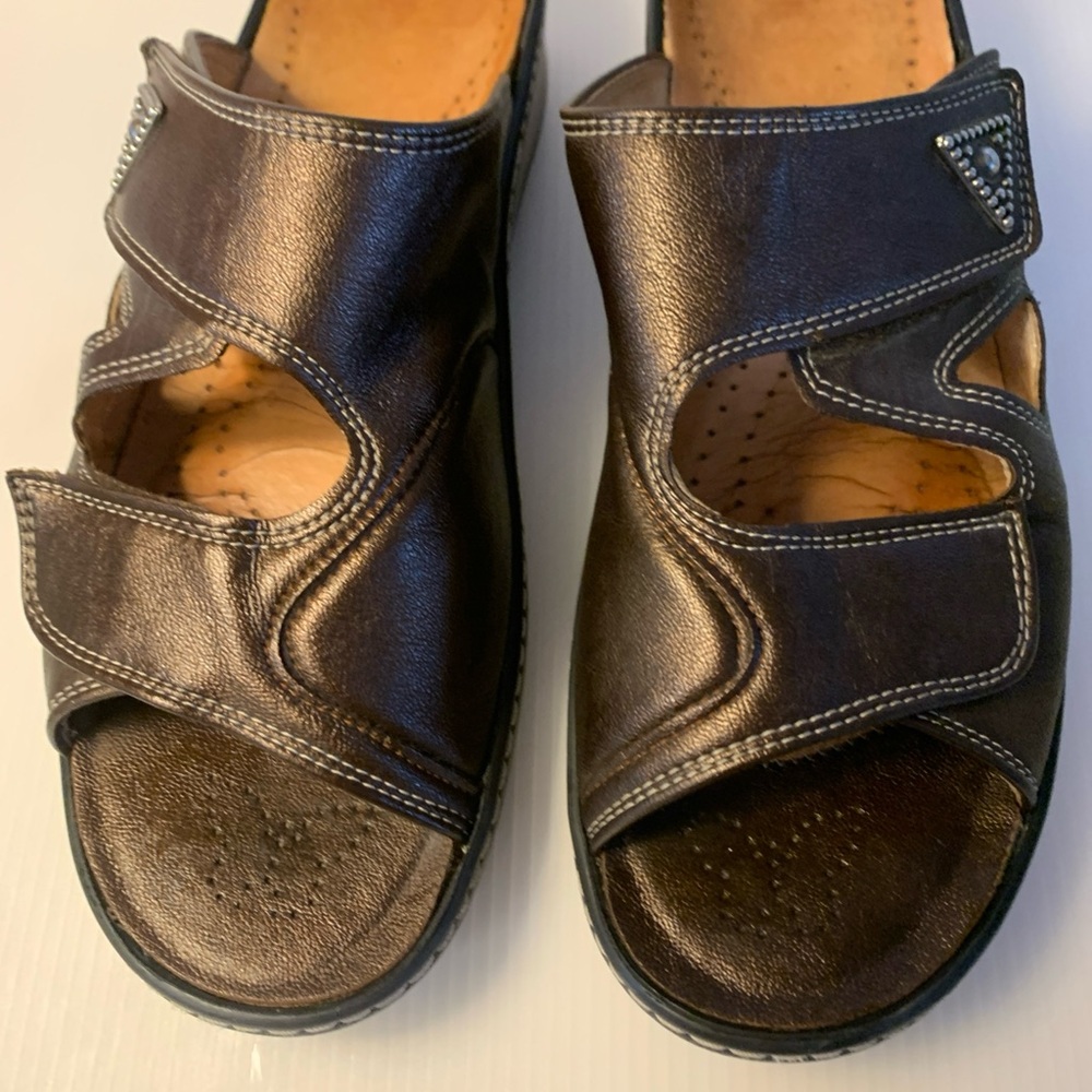 Fidelio Brown Leather Sandals with Cutout Design EU:42